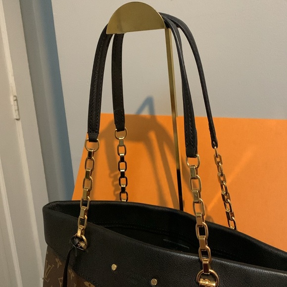 ❌SOLD❌2015 authentic Louis Vuitton Pallas black leather and monogram shoulder - Picture 4 of 17